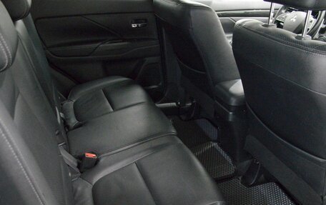 Mitsubishi Outlander III рестайлинг 3, 2017 год, 2 400 000 рублей, 13 фотография