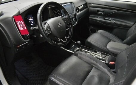 Mitsubishi Outlander III рестайлинг 3, 2017 год, 2 400 000 рублей, 10 фотография