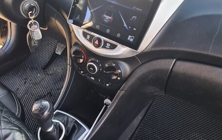 Hyundai Solaris II рестайлинг, 2012 год, 450 000 рублей, 12 фотография