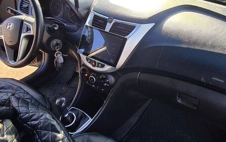 Hyundai Solaris II рестайлинг, 2012 год, 450 000 рублей, 24 фотография