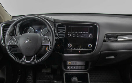 Mitsubishi Outlander III рестайлинг 3, 2021 год, 2 520 000 рублей, 13 фотография