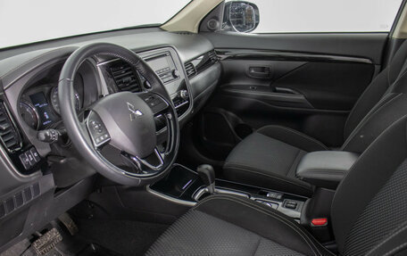 Mitsubishi Outlander III рестайлинг 3, 2021 год, 2 520 000 рублей, 10 фотография