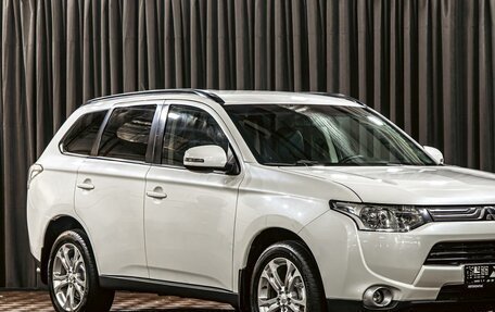 Mitsubishi Outlander III рестайлинг 3, 2014 год, 1 385 000 рублей, 7 фотография