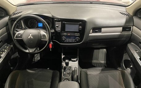 Mitsubishi Outlander III рестайлинг 3, 2013 год, 1 299 000 рублей, 10 фотография
