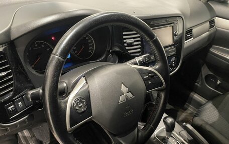 Mitsubishi Outlander III рестайлинг 3, 2013 год, 1 299 000 рублей, 14 фотография
