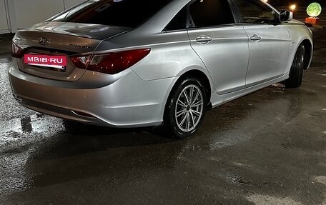 Hyundai Sonata VI, 2011 год, 980 000 рублей, 2 фотография