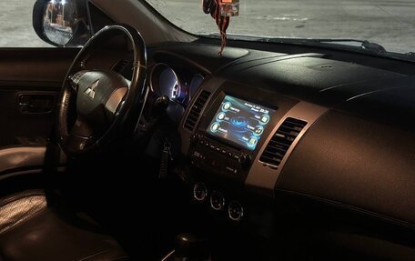 Mitsubishi Outlander III рестайлинг 3, 2010 год, 650 000 рублей, 11 фотография