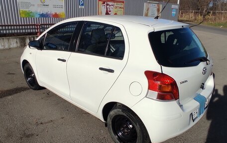 Toyota Yaris III рестайлинг, 2009 год, 590 000 рублей, 4 фотография