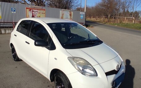 Toyota Yaris III рестайлинг, 2009 год, 590 000 рублей, 3 фотография