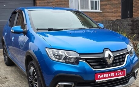 Renault Logan II, 2018 год, 1 075 000 рублей, 2 фотография