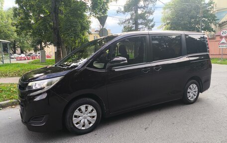 Toyota Noah III, 2018 год, 1 790 000 рублей, 2 фотография