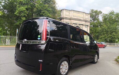 Toyota Noah III, 2018 год, 1 790 000 рублей, 6 фотография