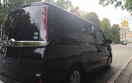 Toyota Noah III, 2018 год, 1 790 000 рублей, 10 фотография