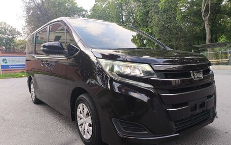 Toyota Noah III, 2018 год, 1 790 000 рублей, 8 фотография