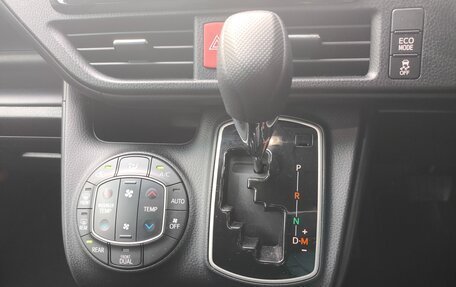 Toyota Noah III, 2018 год, 1 790 000 рублей, 14 фотография