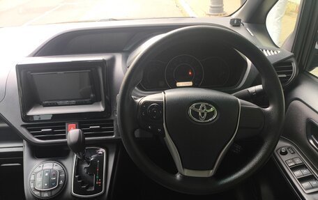 Toyota Noah III, 2018 год, 1 790 000 рублей, 11 фотография