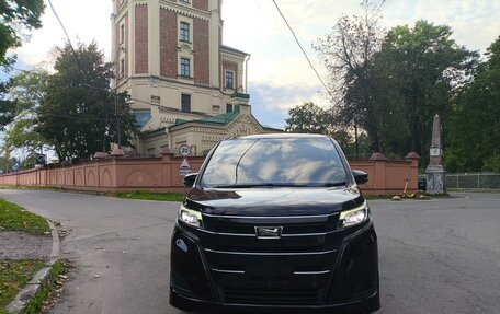 Toyota Noah III, 2018 год, 1 790 000 рублей, 9 фотография