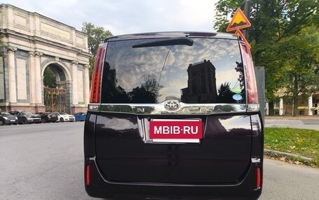 Toyota Noah III, 2018 год, 1 790 000 рублей, 5 фотография