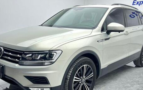 Volkswagen Tiguan II, 2021 год, 1 750 000 рублей, 1 фотография