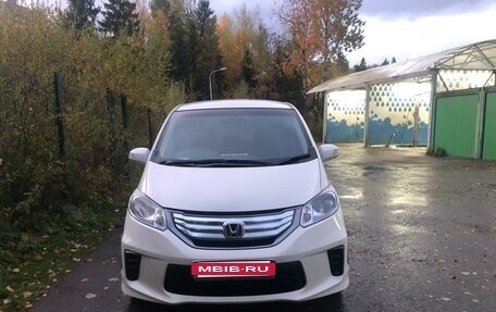 Honda Freed I, 2012 год, 1 050 000 рублей, 2 фотография