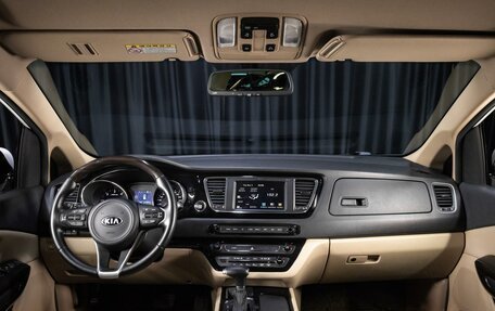 KIA Carnival III, 2017 год, 2 199 000 рублей, 10 фотография