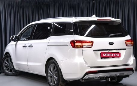 KIA Carnival III, 2017 год, 2 199 000 рублей, 3 фотография