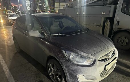 Hyundai Solaris II рестайлинг, 2013 год, 750 000 рублей, 2 фотография