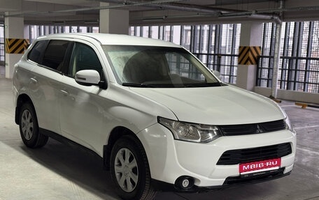 Mitsubishi Outlander III рестайлинг 3, 2013 год, 970 000 рублей, 2 фотография