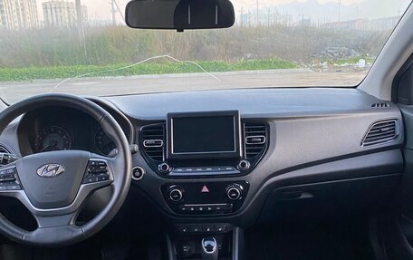 Hyundai Solaris II рестайлинг, 2020 год, 2 000 000 рублей, 12 фотография