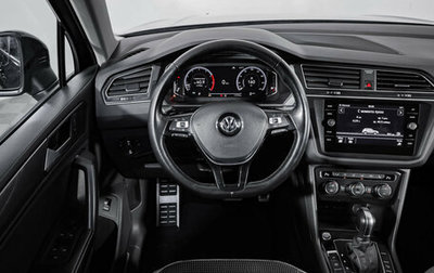 Volkswagen Tiguan II, 2019 год, 2 399 000 рублей, 1 фотография