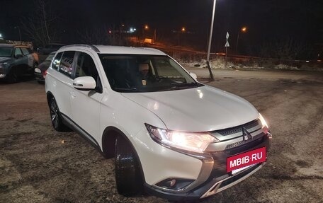 Mitsubishi Outlander III рестайлинг 3, 2019 год, 2 100 000 рублей, 3 фотография