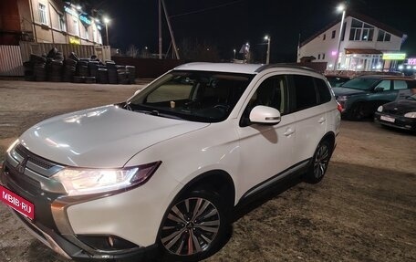 Mitsubishi Outlander III рестайлинг 3, 2019 год, 2 100 000 рублей, 4 фотография