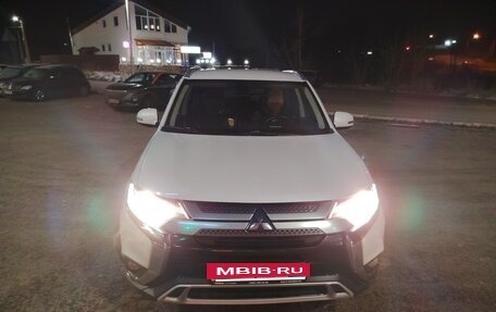 Mitsubishi Outlander III рестайлинг 3, 2019 год, 2 100 000 рублей, 2 фотография