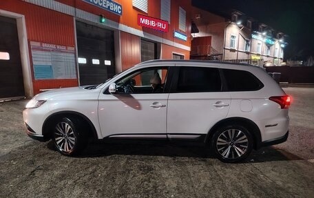 Mitsubishi Outlander III рестайлинг 3, 2019 год, 2 100 000 рублей, 5 фотография