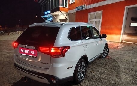 Mitsubishi Outlander III рестайлинг 3, 2019 год, 2 100 000 рублей, 10 фотография
