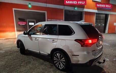 Mitsubishi Outlander III рестайлинг 3, 2019 год, 2 100 000 рублей, 6 фотография