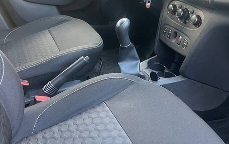 Renault Logan II, 2017 год, 850 000 рублей, 11 фотография