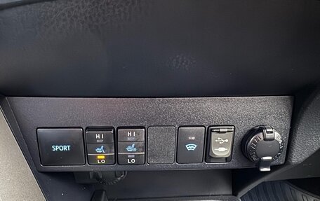 Toyota RAV4, 2018 год, 2 090 000 рублей, 14 фотография