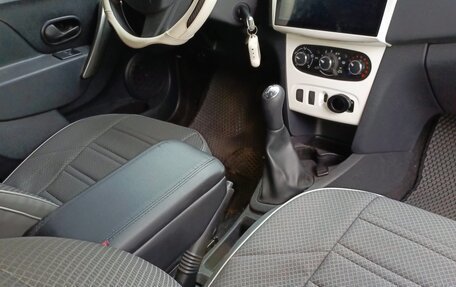 Renault Logan II, 2018 год, 850 000 рублей, 2 фотография