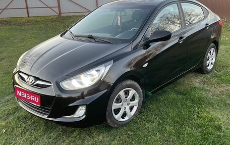 Hyundai Solaris II рестайлинг, 2011 год, 700 000 рублей, 1 фотография