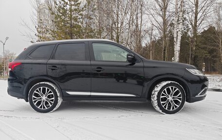 Mitsubishi Outlander III рестайлинг 3, 2016 год, 1 680 000 рублей, 2 фотография