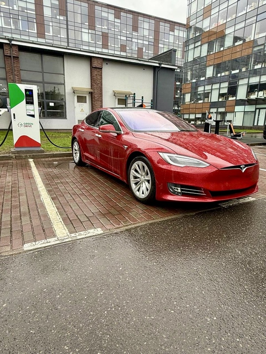 Tesla Model S I рестайлинг, 2017 год, 2 500 000 рублей, 3 фотография
