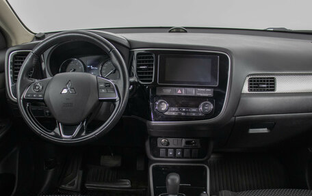 Mitsubishi Outlander III рестайлинг 3, 2018 год, 1 730 000 рублей, 13 фотография