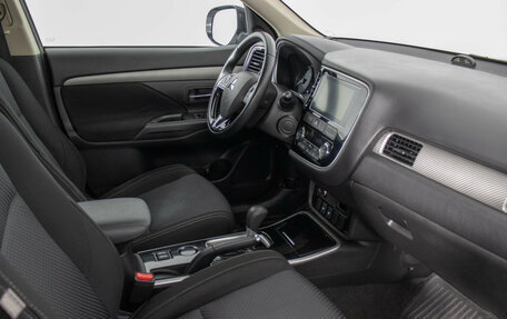 Mitsubishi Outlander III рестайлинг 3, 2018 год, 1 730 000 рублей, 9 фотография