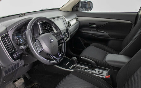 Mitsubishi Outlander III рестайлинг 3, 2018 год, 1 730 000 рублей, 10 фотография