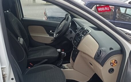 Renault Logan II, 2017 год, 680 000 рублей, 2 фотография