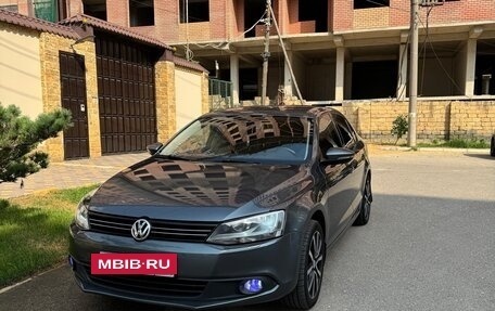 Volkswagen Jetta VI, 2013 год, 990 000 рублей, 2 фотография