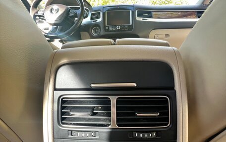 Volkswagen Touareg III, 2011 год, 1 790 000 рублей, 24 фотография