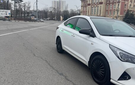 Hyundai Solaris II рестайлинг, 2021 год, 1 600 000 рублей, 2 фотография