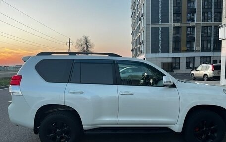 Toyota Land Cruiser Prado 150 рестайлинг 2, 2011 год, 3 000 000 рублей, 3 фотография